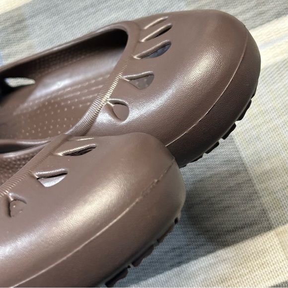 Crocs Womens Slip-On Round Toe Ballet Flats Shoes 10127 Closed Toe 9 Brown EUC - Picture 5 of 16